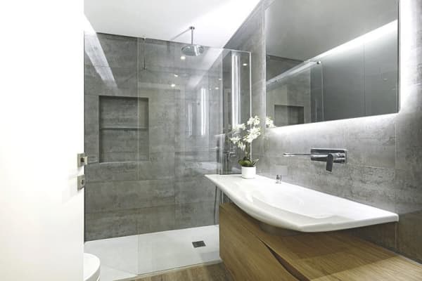 Ein modernes Bad mit fugenlosem Design und schöner Wandgestaltung  mit Kunststoff-Wandpaneelen