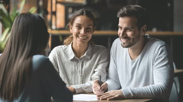 Immobilienverkäufer lassen sich von einem Makler beraten