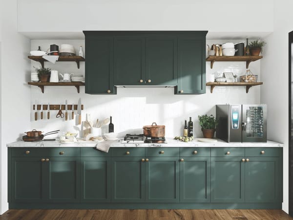 Dunkelgrüne Landhausküche mit offenen Holzregalen und weißer Fliesenrückwand