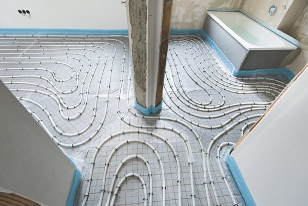Im Rohbau verlegte wasserführende Fußbodenheizung