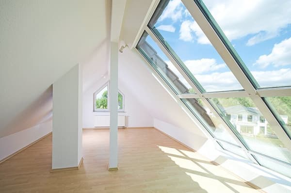 Ausgebautes Dachgeschoss mit großen Dachfenstern