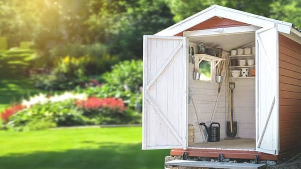 Geräteschuppen mit kleinem Fenster