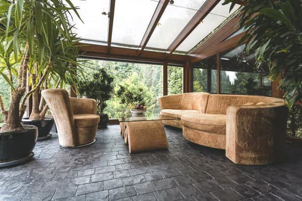 Wintergarten mit Glasdach und Pflanzen