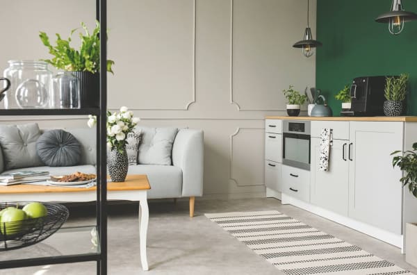 Kleine Küche im skandinavischen Stil – helle Wohnküche mit Pflanzen und Holzdetails