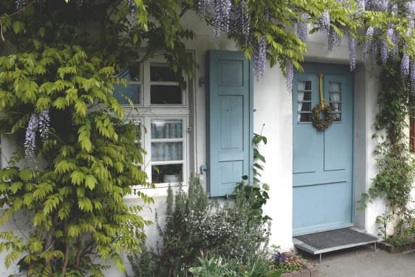 blaue Landhaustür mit Glaseinsätzen