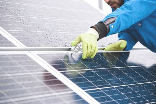 Solaranlage wird auf dem Dach montiert