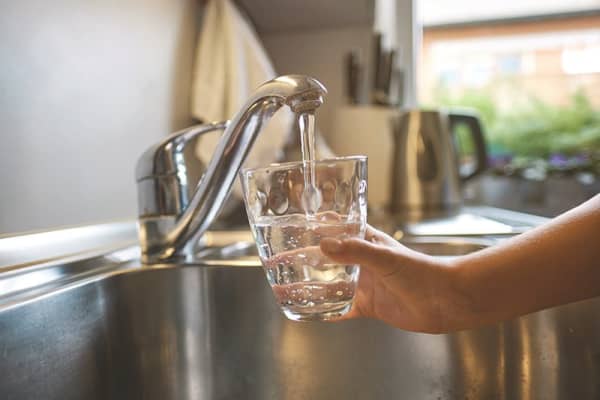 Glas Wasser am Wasserhahn