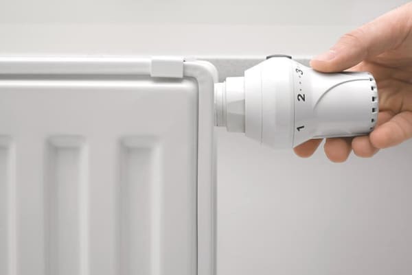 Hand am Heizungsregeler