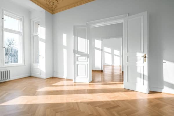 Leere Altbau-Wohnung mit Fischgraetparkett