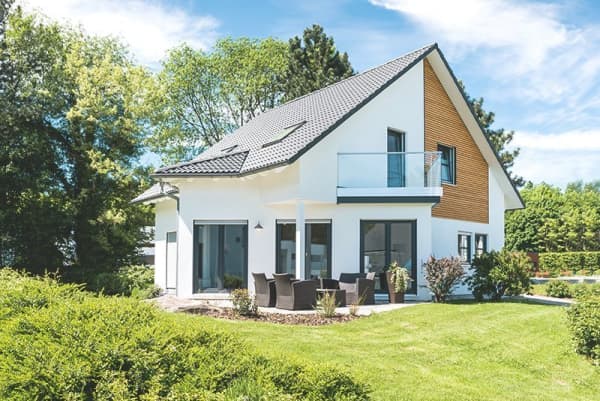Modernes, frei stehendes Einfamilienhaus in grünem Garten