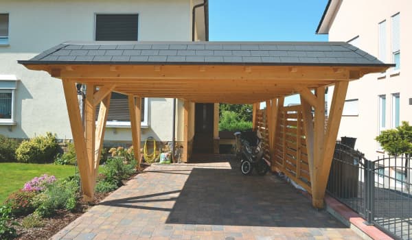 Carport aus Holz an einer Grundstücksgrenze