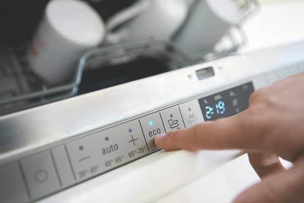 Eco-Taste wird am Geschirrspüler gedrückt
