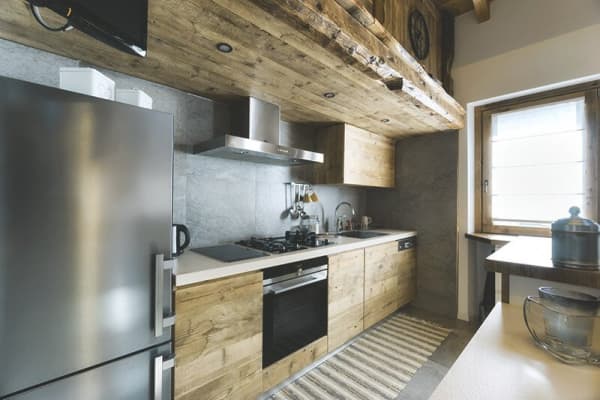 Küche mit Holzfront und Massivholz Regal