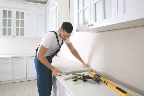 Handwerker baut Küche auf