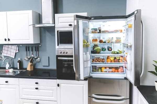 Küche mit großem Kühlschrank