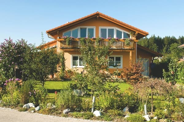 Haus mit grünem Garten