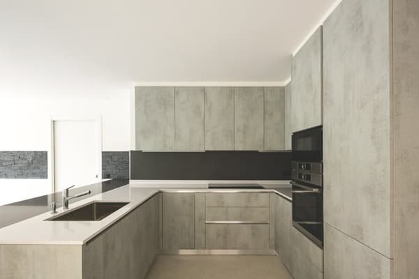 Küche aus grauem Beton