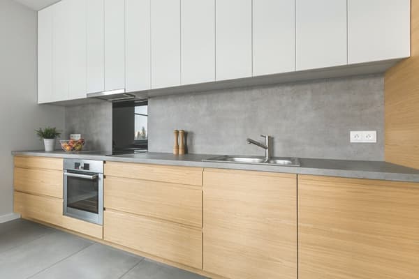 Küche mit Holzfronten und Beton-Abeitsplatte