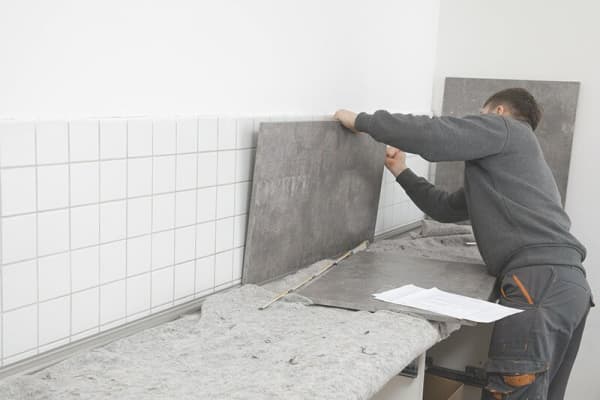 Küchenrückwand wird angebracht