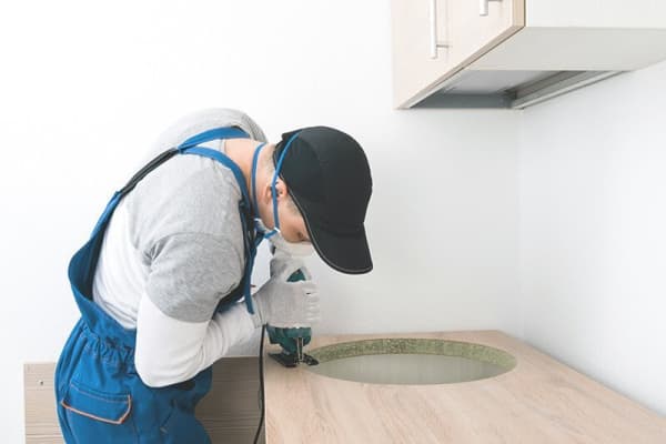 Küchenarbeitsplatte wird zugeschnitten