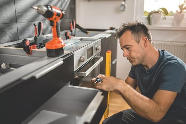 Schrank wird aufgebaut