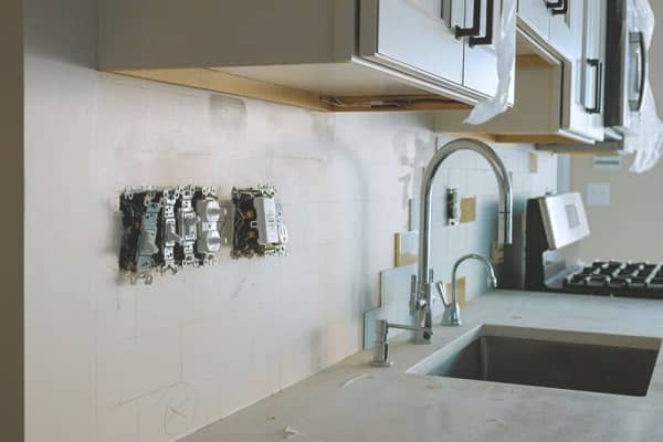 Küche mit Elektroanschlüssen