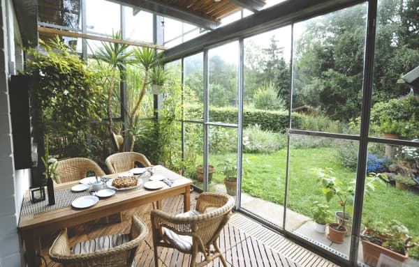 Wintergarten mit großen Fenstern