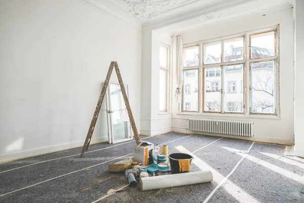 Altbaufenster in einem renovierungsbedürftigen Raum