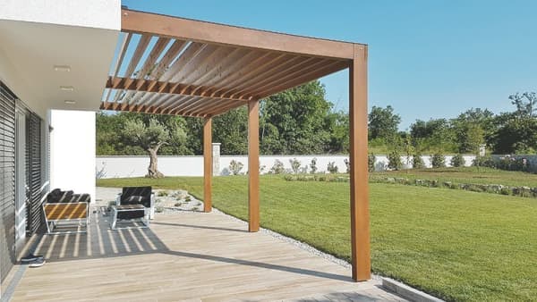 Terrassenüberdachung mit Lamellen auf großer Holzterrasse