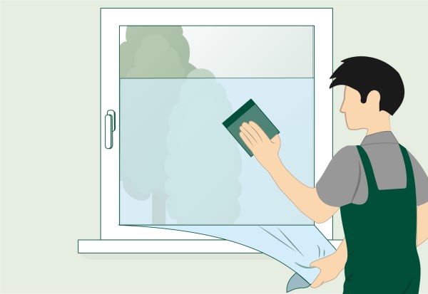 Die Grafik zeigt das Anbringen von Fensterfolie auf einem Fenster