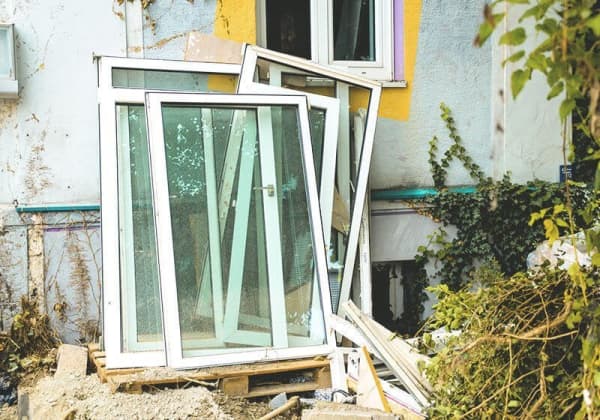 Das Bild zeigt ausrangierte Fenster bei einer Renovierung
