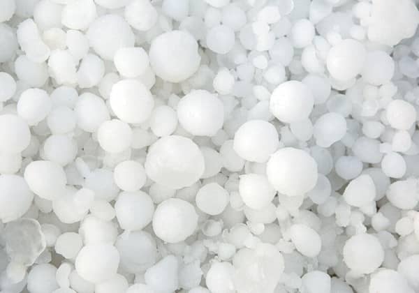 Nahaufnahme von Hagelkörnern – Verschiedene Größen und Formen