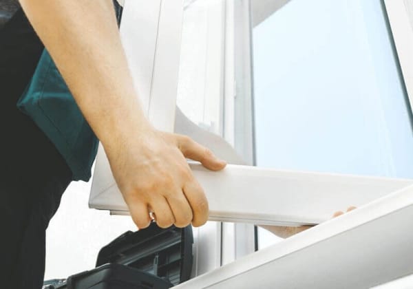 Das Bild zeigt den Einbau eines energieeffizienten Fensters