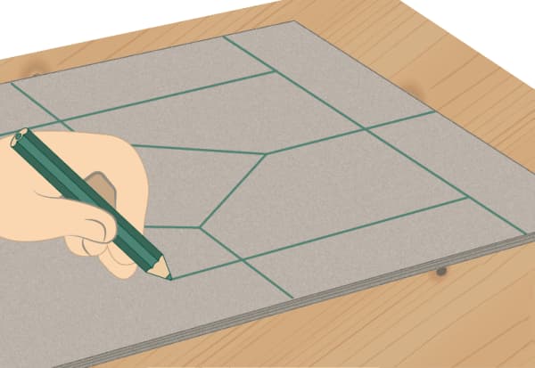 Hand zeichnet Linien auf Pappe, um ein Muster für ein Buntglasfenster zu designen