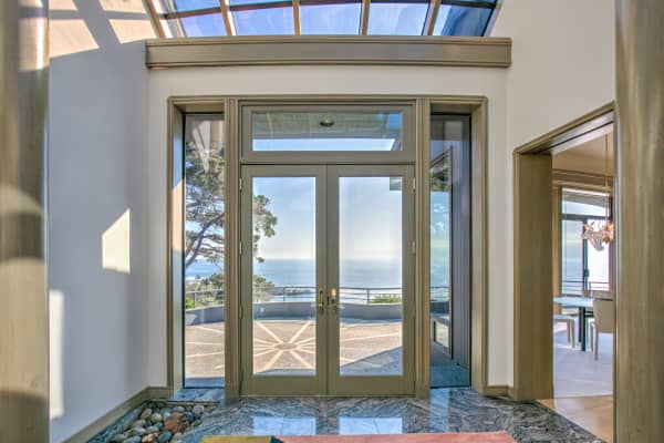 Moderne Glastür mit Oberlicht und Glasseitenteilen