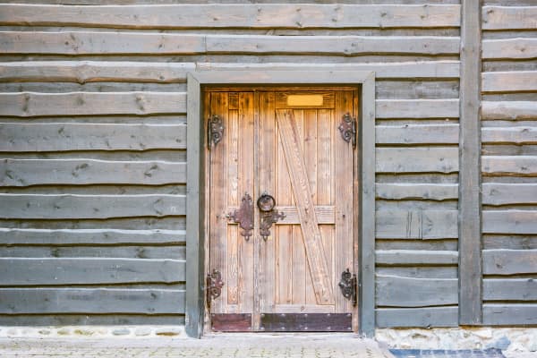 Massivholz-Haustür mit Metallelementen