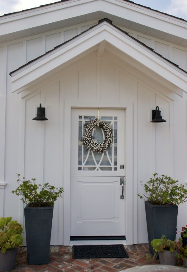 Holzhaustür in Weiß im Vintage-Stil