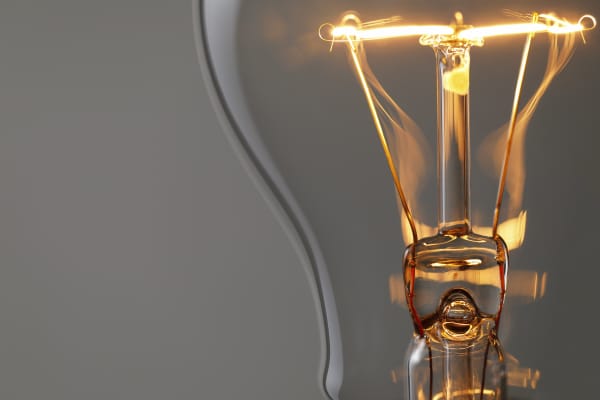 Nahaufnahme einer leuchtenden Glühbirne