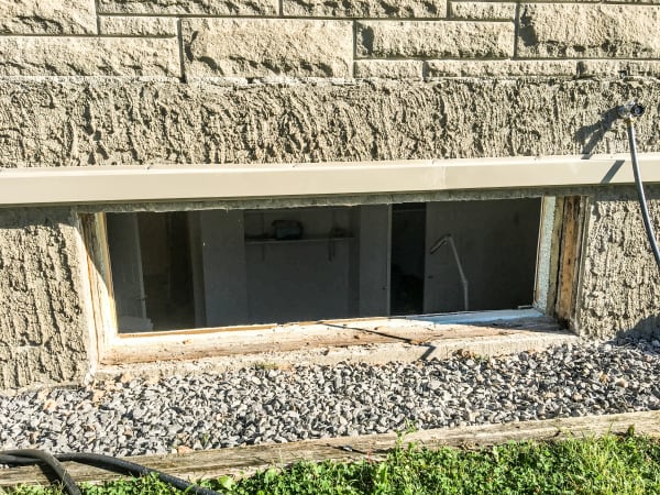 Ebenerdiges Kellerfenster an einem Wohngebäude