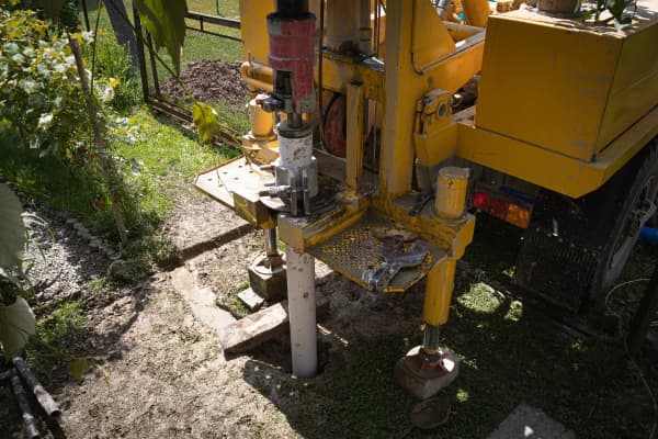 Tiefenbohrung für eine Erdwärmepumpe in einem Garten