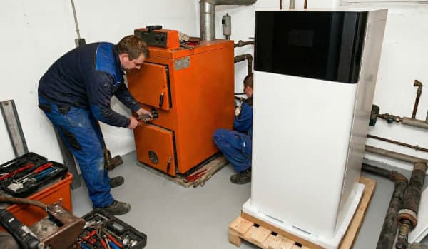 Umrüstung einer Gasheizung auf eine Wärmepumpe zur Innenaufstellung.