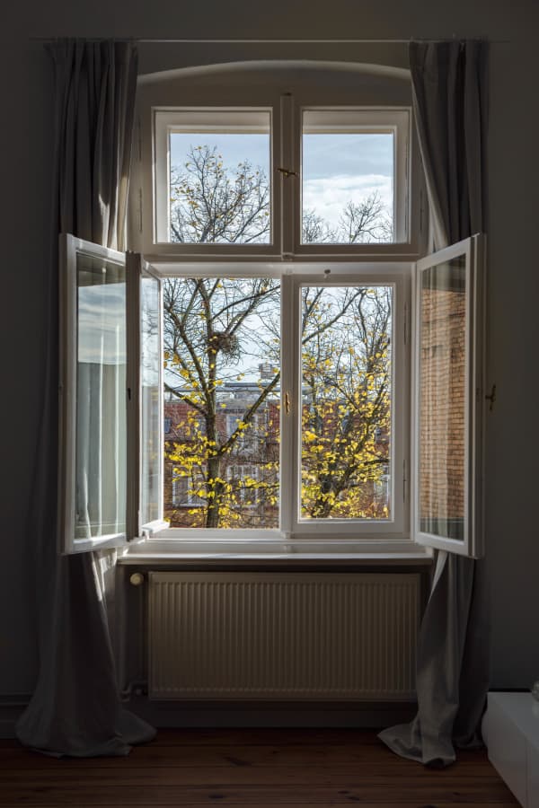Kastenfenster mit Blick nach draußen