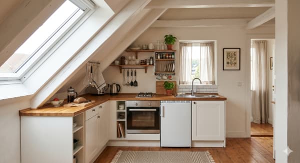Kleine Küche mit Dachschräge und Dachfenster in Weiß