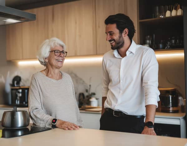 Bild von zufriedenen Hauseigentümern und Handwerkern, die sich die Hände schütteln.