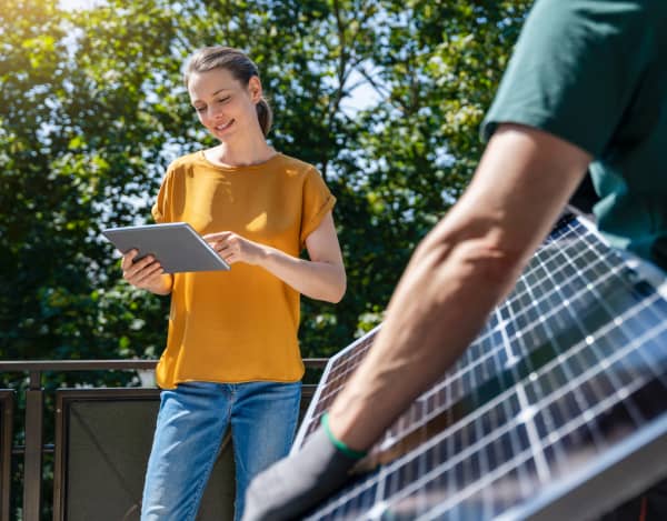Bild von zufriedenen Hauseigentümern und Handwerkern, die sich die Hände schütteln.