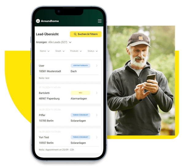 Aroundhome Lead-Übersicht auf Smartphone neben Handwerker mit Smartphone im Freien