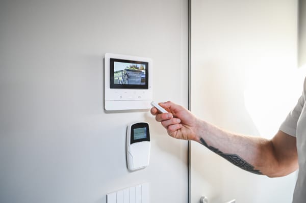 Über eine Steuereinheit können Sie Einblicke auf Kameras und andere Sicherungssysteme erhalten.