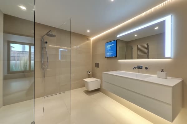 Modernes Badezimmer mit Bildschirm