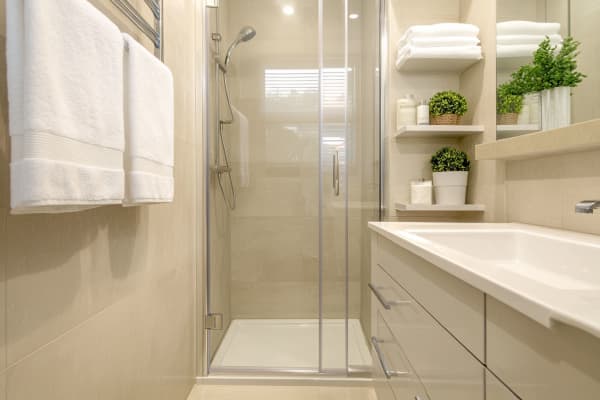 Kleines Badezimmer mit Dusche