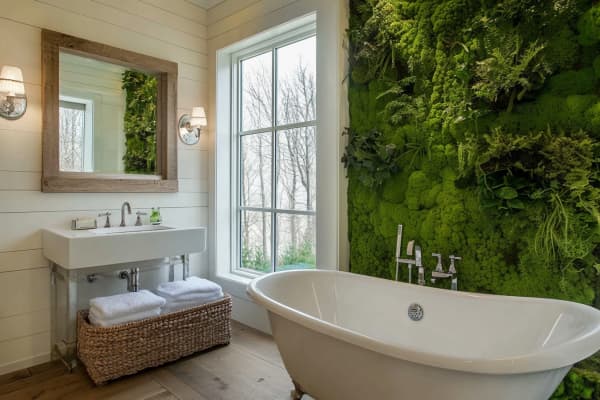 Badezimmer mit Wanne und Pflanzenwand